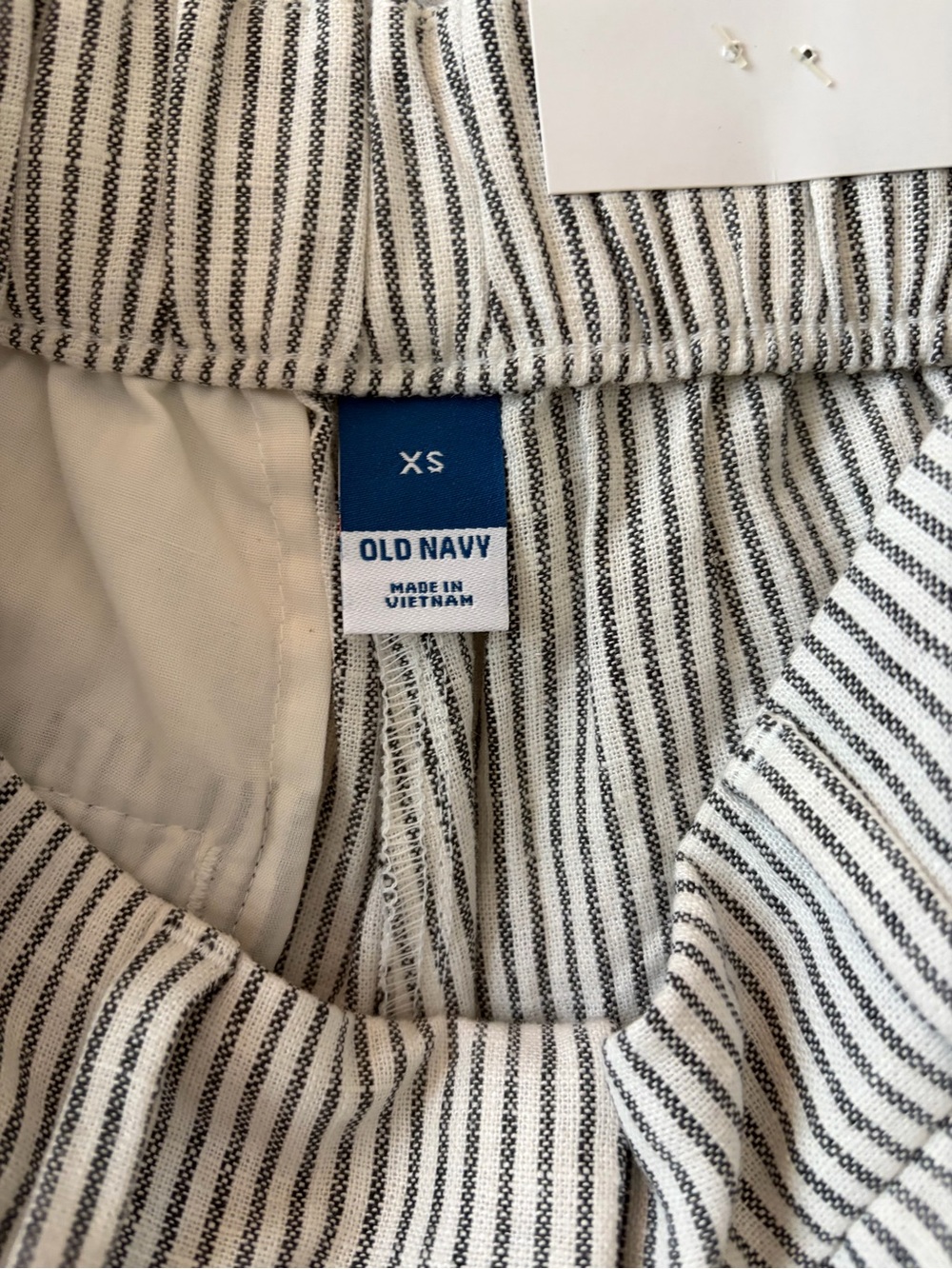 Old Navy Black and White Striped High-Waist Shorts with Pockets - Picture 3 of 3